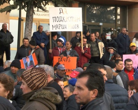 Ученици и учители ходили под строй на митинг в защита на кмета на Септември