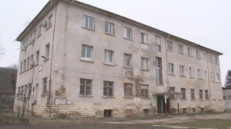 Момчетото, паднало от третия етаж на дом за деца, е в критично състояние