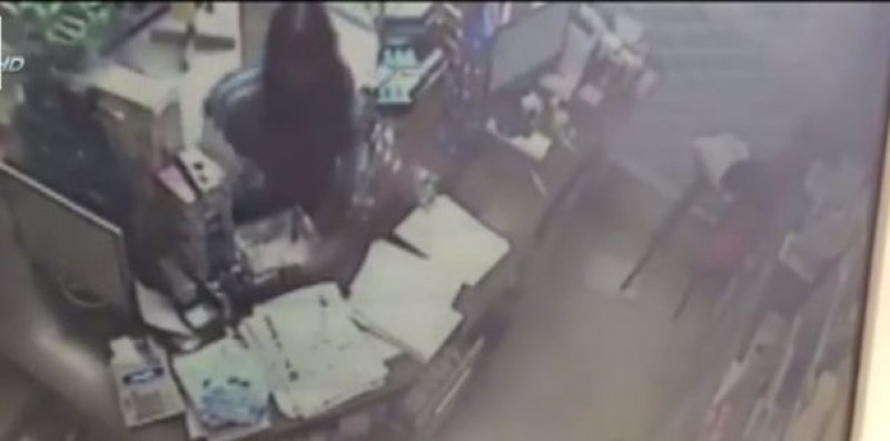 Наглост! Жена открадна кутия с дарения за болно дете