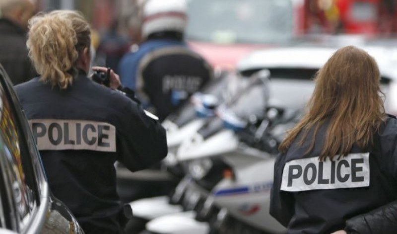 Нашенец заби нож в италианска полицайка, спаси я телефонът й