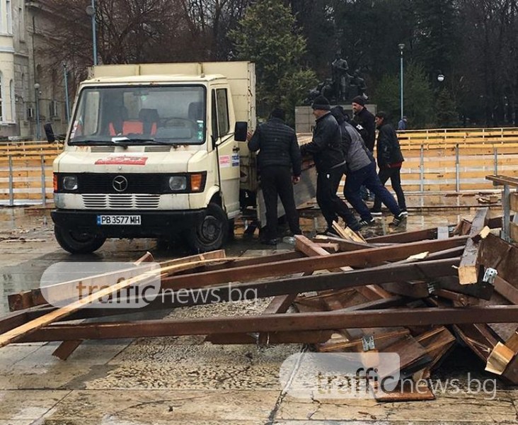 Ледената пързалка в Пловдив си отива... преждевременно! Демонтират съоръжението СНИМКИ