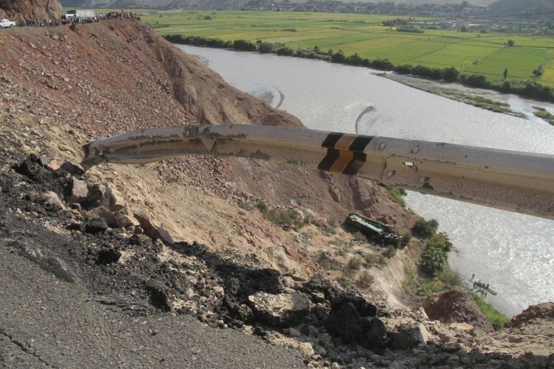 44 души загинаха, след като автобус падна в 200-метрова пропаст край магистрала в Перу