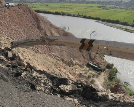 44 души загинаха, след като автобус падна в 200-метрова пропаст край магистрала в Перу