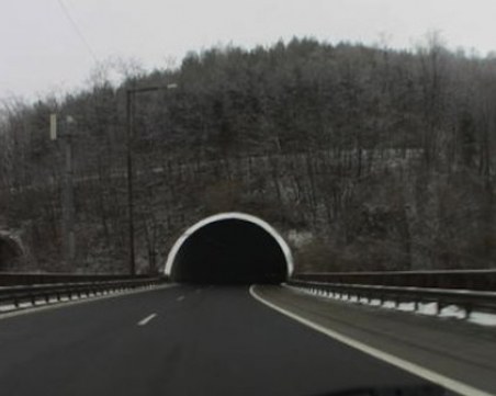 Авария! Токът спря на участък от магистрала Тракия, тунел изгасна