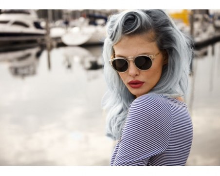 Бели коси при младите хора? Вижте причините за появата им