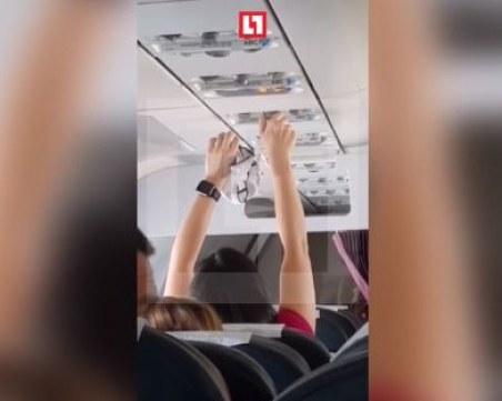 Без срам! Жена в самолет си изсуши гащите пред всички пътници