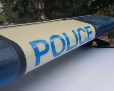 Двама измамници ограбиха семейство, единият още се издирва