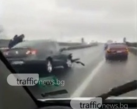 Двигател изхвърча от кола на магистралата! Като по чудо няма жертви ВИДЕО