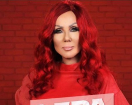 Лепа Брена е неузнаваема! Направи се червена