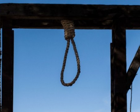 Мъж без работа се обеси! Дължал 1000 лева за телефон