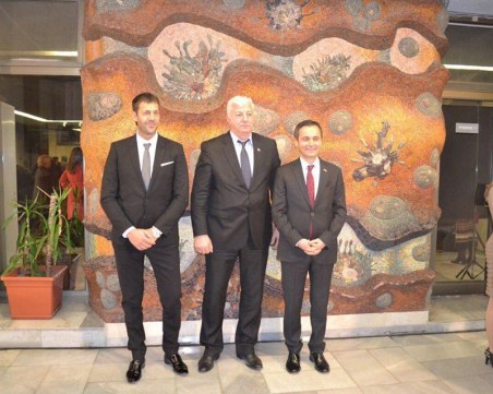 Песни и танци на народите огласиха Областна управа под патронажа на пловдивските консули