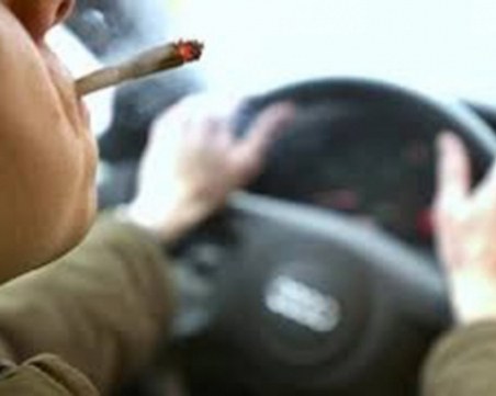 Полицаи забелязаха мъж да слиза неадекватен от колата си - оказа се дрогиран