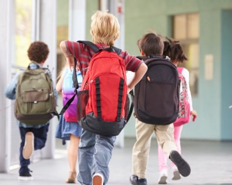 Разделят дебелите учебници на две! Целта - да се намали тежестта на раниците
