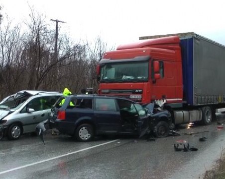 След катастрофата с тир и три коли - 2 часа вадят заклещен шофьор