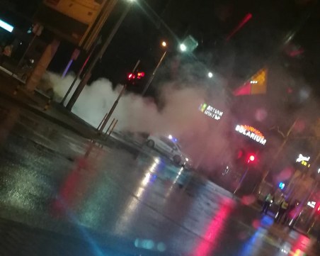 Такси се взриви на пловдивски булевард СНИМКА