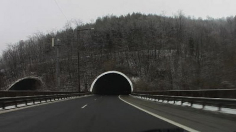 Авария! Токът спря на участък от магистрала Тракия, тунел изгасна