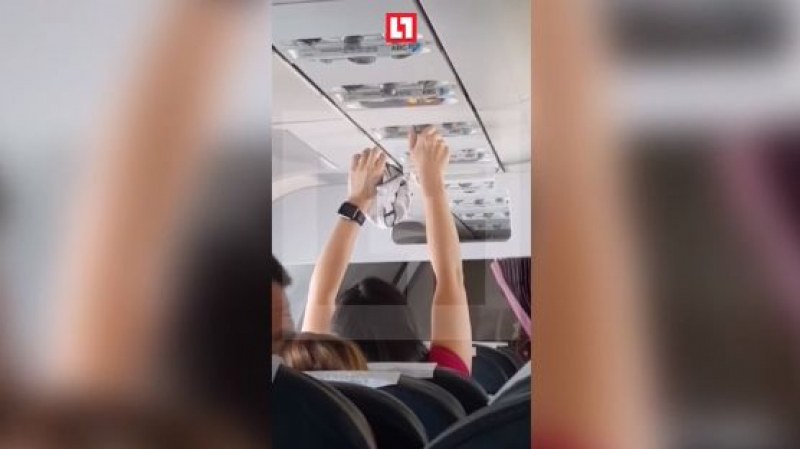 Без срам! Жена в самолет си изсуши гащите пред всички пътници