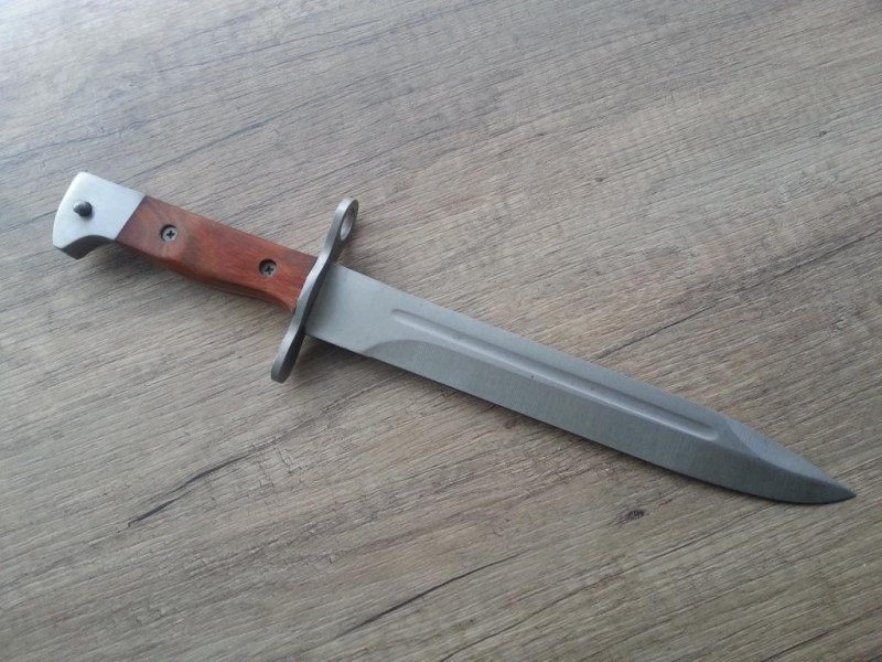 Откраднаха “сделан в СССР“  нож за Калашник  от кола в Пловдив
