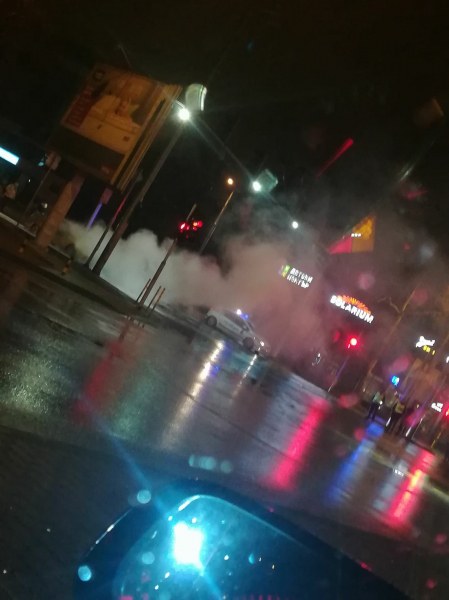 Такси се взриви на пловдивски булевард СНИМКА