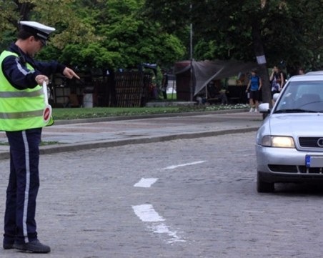 18-годишен с Ауди блъсна полицай докато проверява автомобил