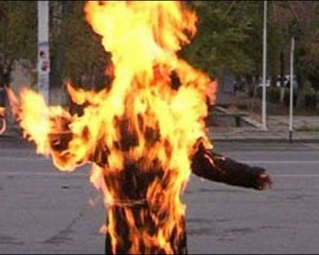 28-годишен мъж се самозапали в Карловско след скандал с жена си