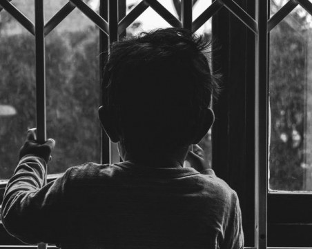 Бащата на държаните в плен деца лъгал полицията, че ходят на училище