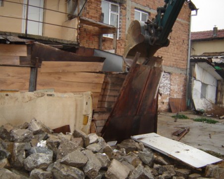 Бутнаха незаконни постройки в Кършияка СНИМКИ