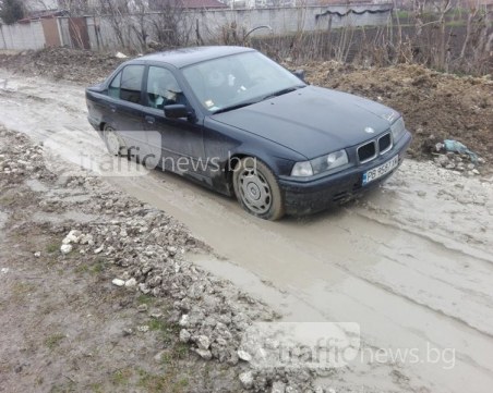 БМВ заседна в кал в пловдивско село, четири коли се помляха заради ремонти СНИМКИ
