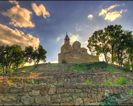 Мъж дари 20 кг злато за църквата в Царевец