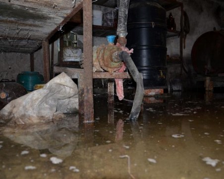 Обратната вода напълни мазета на блок в Столипиново! ВиК: Ние да не сме водолази?!