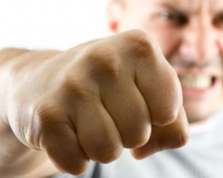 Пак агресия в училище: Баща нападна 12-годишния съученик на сина си