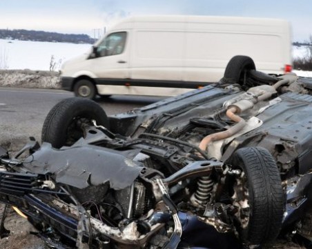 Пиян мъж без книжка, но с Мерцедес, се обърна в канавката