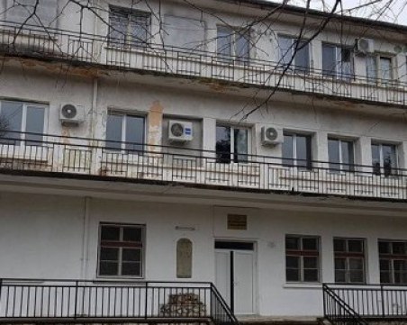 Почина 17-годишното момче, паднало от третия етаж на дом за деца