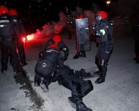 Полицай почина след безредици на мач от Лига Европа