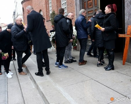 Стотици си взеха последно сбогом с Георги Марков