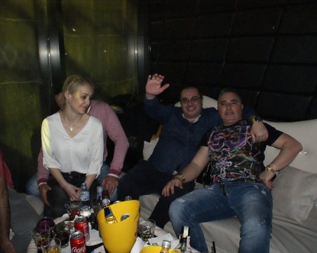 Вместо в затвора, бизнесменът прегазил малкия Петьо се забавлява в култов бар СНИМКИ