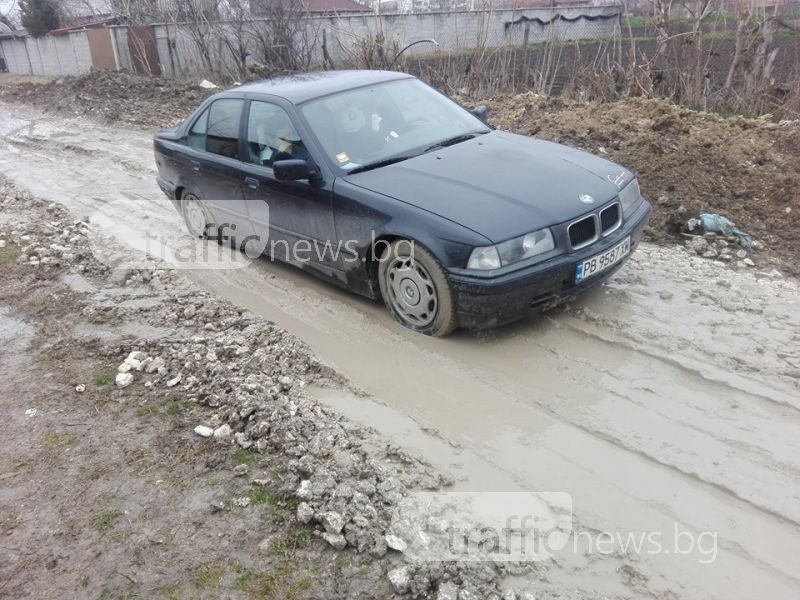 БМВ заседна в кал в пловдивско село, четири коли се помляха заради ремонти СНИМКИ