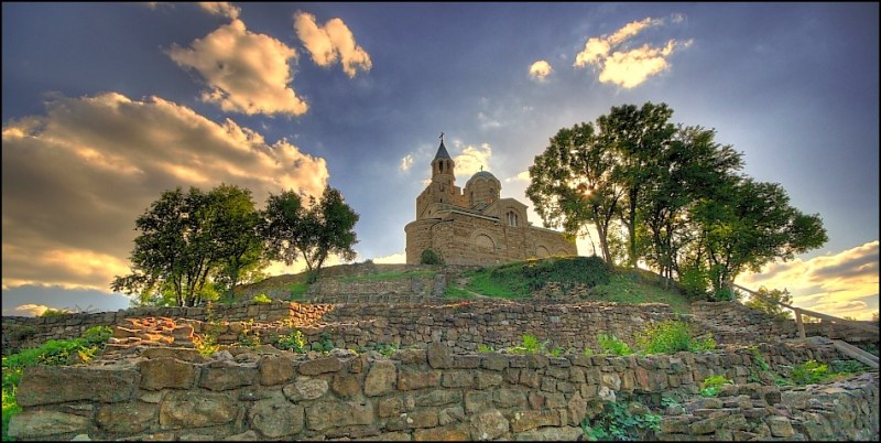 Мъж дари 20 кг злато за църквата в Царевец