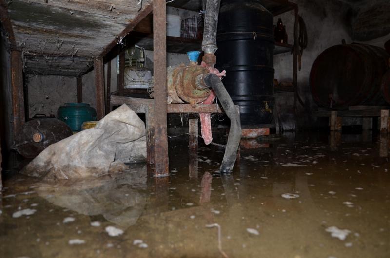 Обратната вода напълни мазета на блок в Столипиново! ВиК: Ние да не сме водолази?!