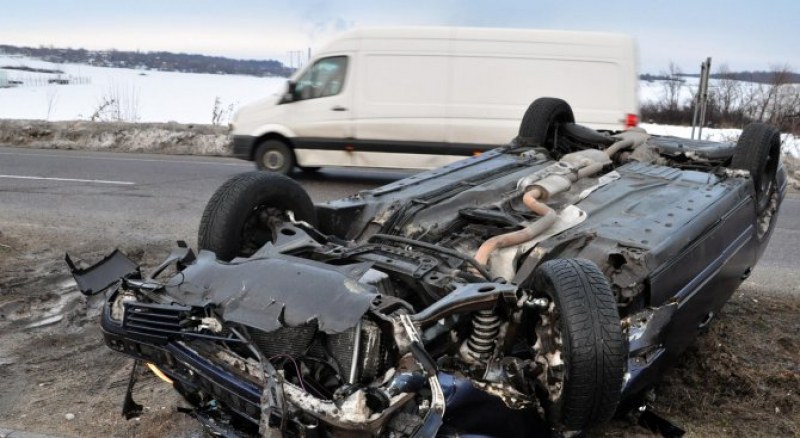 Пиян мъж без книжка, но с Мерцедес, се обърна в канавката