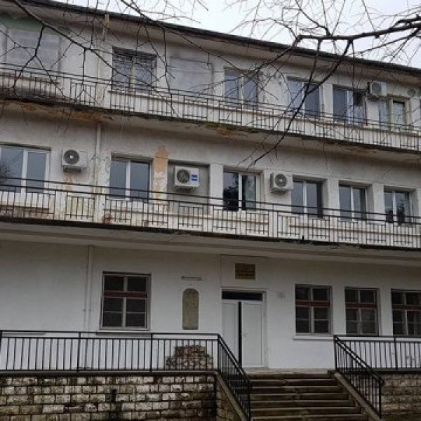 Почина 17-годишното момче, паднало от третия етаж на дом за деца