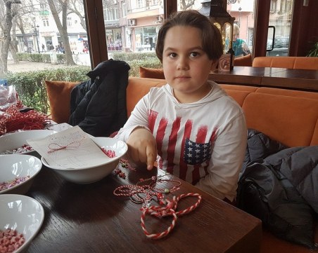 7-годишният Марчело плете мартеници с бобтейла Атос, за да помогне на онкоболно дете СНИМКИ