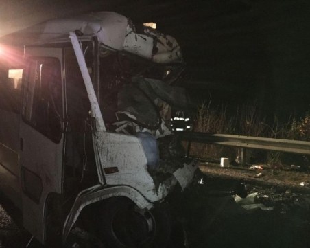 Челен сблъсък между два буса, един е загинал и седем са ранени