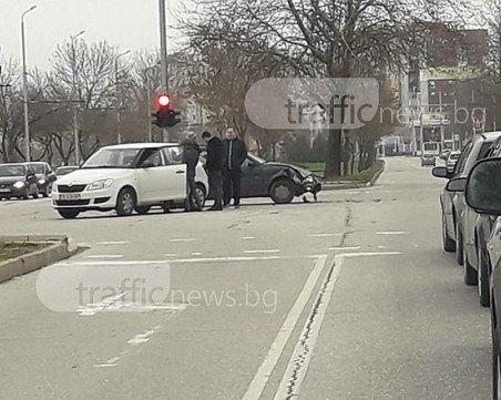 Две софийски коли се удариха в Тракия СНИМКИ