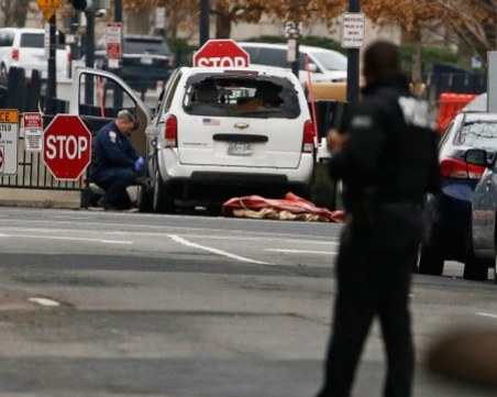 Отцепиха Белия дом, след като кола се вряза в бариерата му