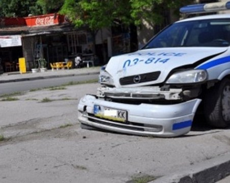 Разсеян полицай предизвика катастрофа, удари друг автомобил