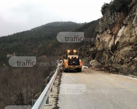 7-тонни скали са затрупали пътя край Пловдив ВИДЕО