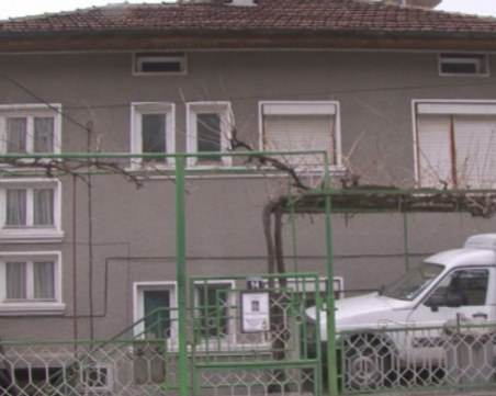 Въоръжен мъж се барикадира в дома си във Велинград ВИДЕО