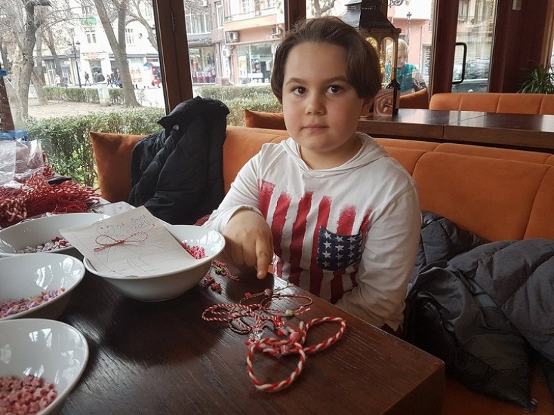 7-годишният Марчело плете мартеници с бобтейла Атос, за да помогне на онкоболно дете СНИМКИ