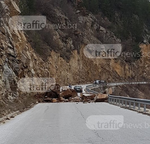 Огромни скали се стовариха върху път в Пловдивско СНИМКИ+ВИДЕО